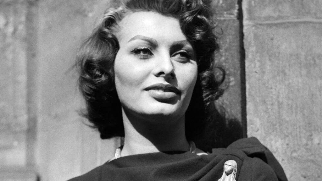 نجمة السينما الإيطالية صوفيا لورين الحائزة على جائزتي أوسكار تحتفل بعيد ميلادها التسعين